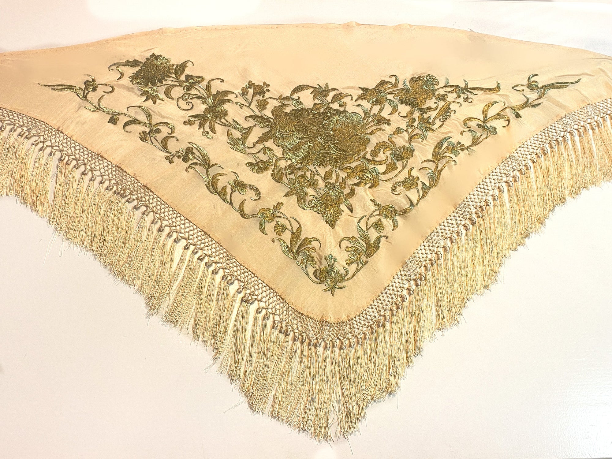 Mantoncillo Bordado Dorado Beige