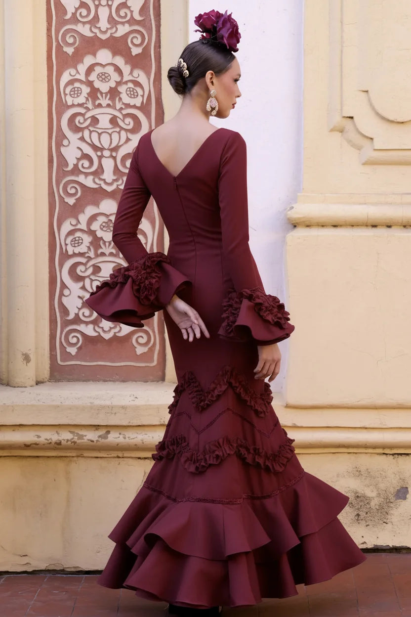 berta dress in burgundy Vestido Flamenca Burdeos y Burdeos – Sibilina The gown features a Size:S(34–36) Red ruching detail Where to buy prom