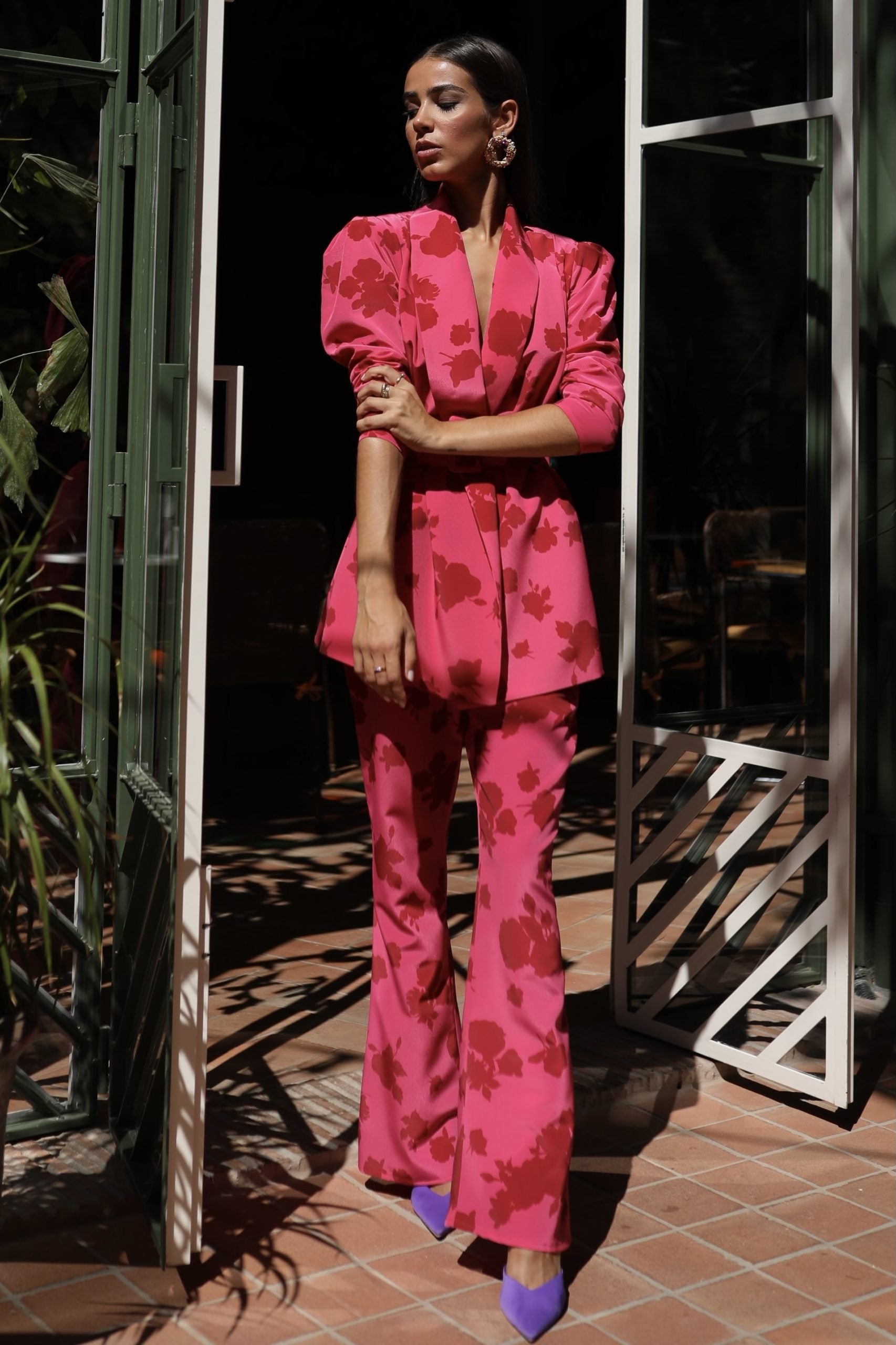 Traje Alex Buganvilla Flores Burdeos