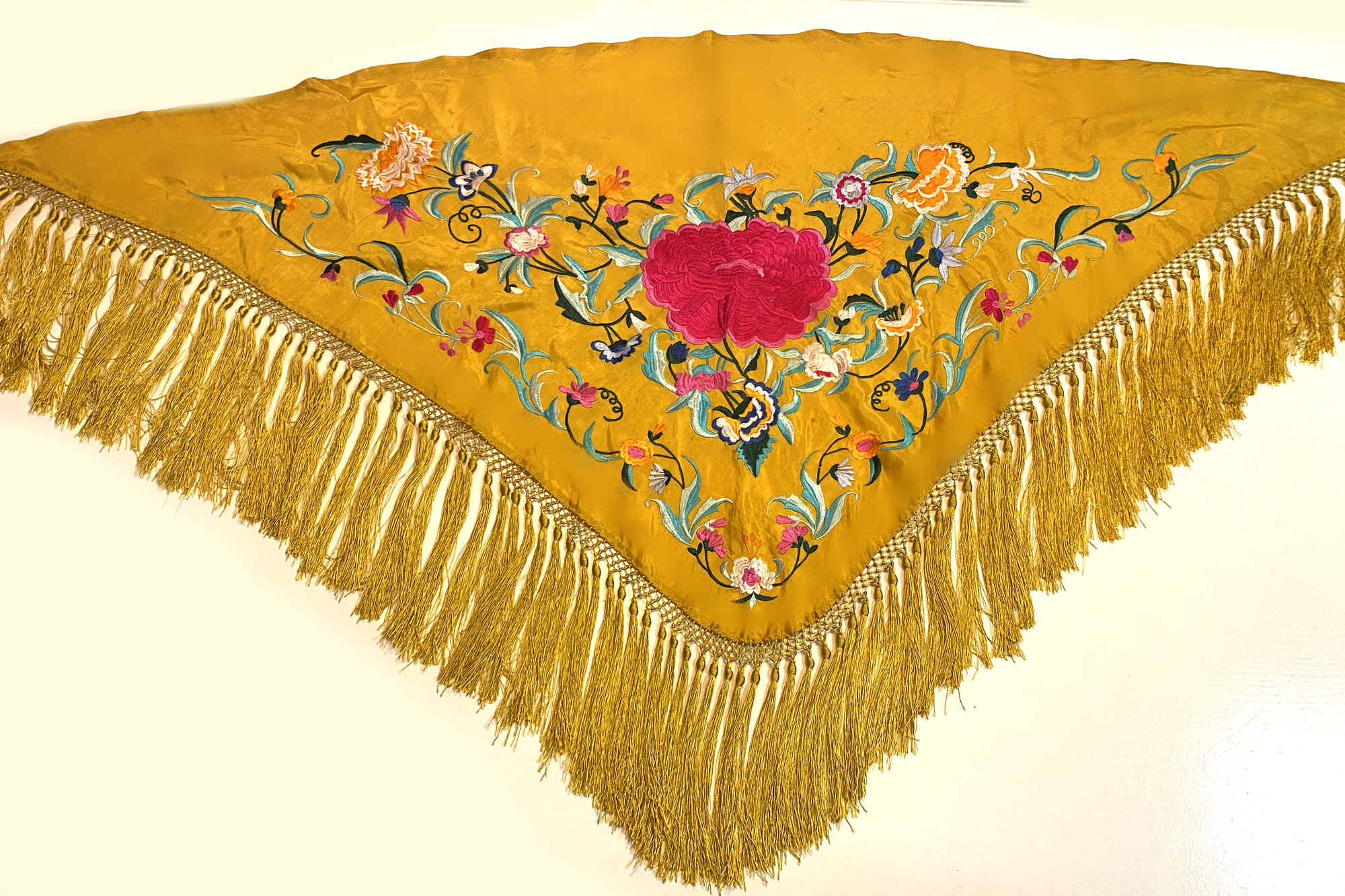 Mantoncillo Bordado Flores Mostaza