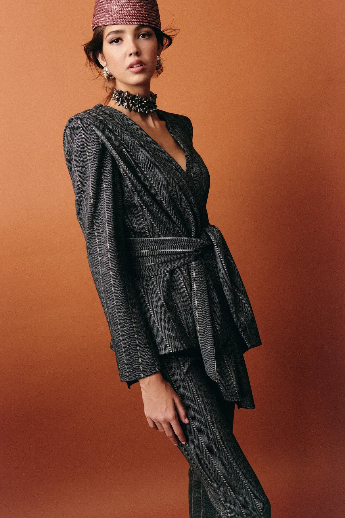 Traje Corina Gris de Raya Diplomática