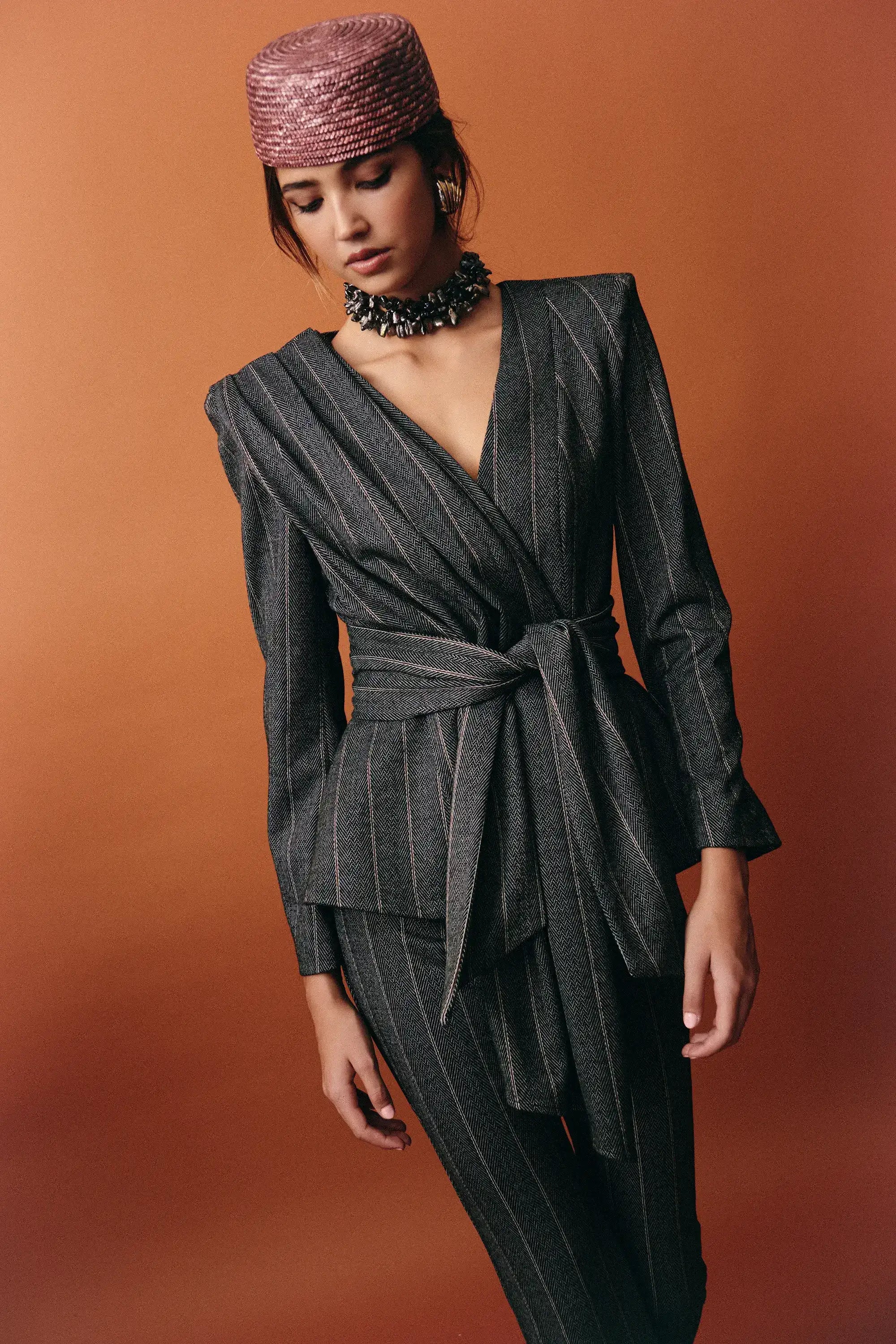 Traje Corina Gris de Raya Diplomática