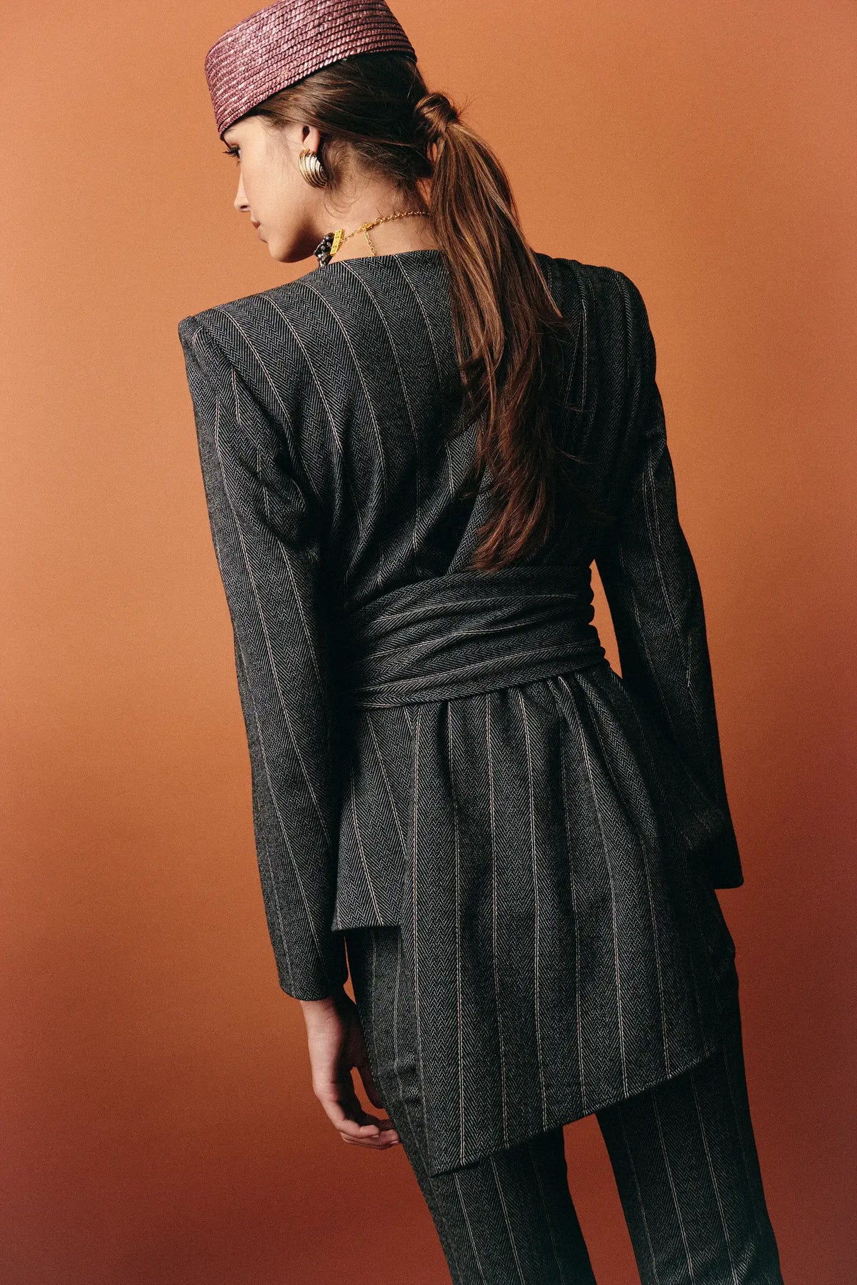 Traje Corina Gris de Raya Diplomática